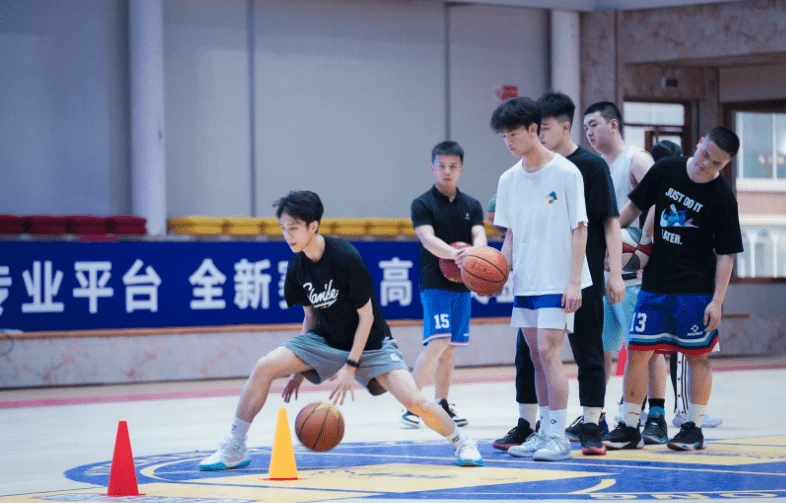 如何通过篮球训练和心理辅导提升自信_1